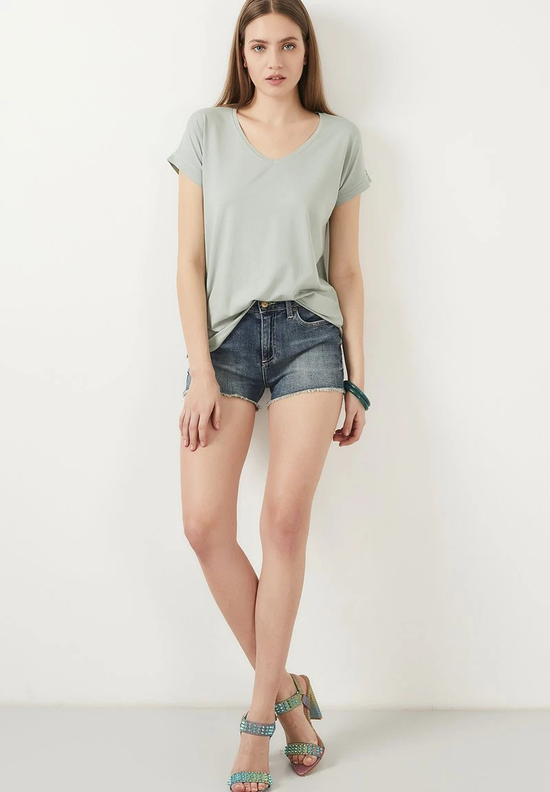 LELA Camiseta Básica - Almond Green , Mujer 2 LELA Camiseta Básica - Almond Green , Mujer - Imagen 2
