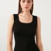 LELA SQUARE NECK LACE DETAILED ATHLETE - Top - Black , Mujer