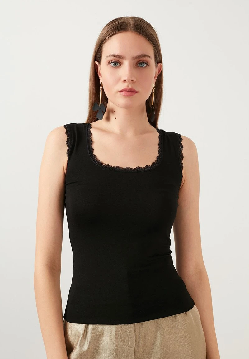 LELA SQUARE NECK LACE DETAILED ATHLETE - Top - Black , Mujer 1 LELA SQUARE NECK LACE DETAILED ATHLETE - Top - Black , Mujer