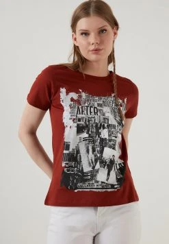 LELA Camiseta Estampada - Brick Red , Mujer -LELA Ventas 2024 9523a661924e41dabc2aedcc941d6767