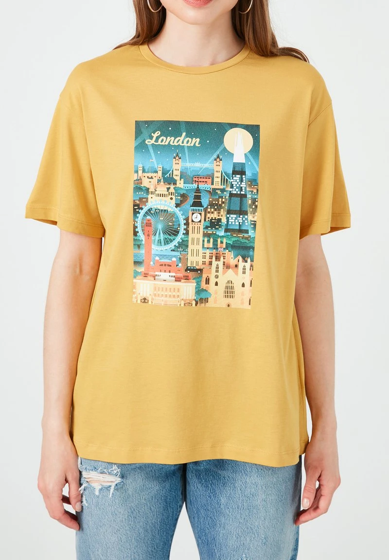 Camiseta estampada - mustard color LELA Camiseta Estampada - Mustard Color , Mujer -LELA Ventas 2024 985e31edb2d5435e840226255cc9b5b0