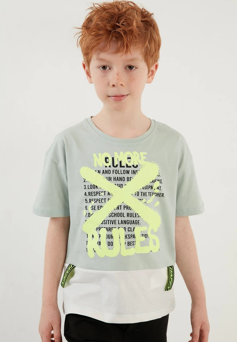 REGULAR FIT T-SHIRT AND SHORTS - Shorts - green LELA REGULAR FIT T-SHIRT AND SHORTS - Shorts - Green, Niños -LELA Ventas 2024 9a65b9c60dba4f2a8961636d0377ffce