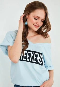 LELA Camiseta Estampada - Light Blue, Mujer 2 LELA Camiseta Estampada - Light Blue, Mujer -LELA Ventas 2024 9b1d3d169b55499bb1bbeb76d3f4e24d