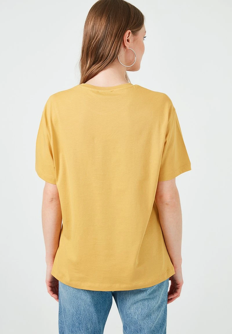 Camiseta estampada - mustard color LELA Camiseta Estampada - Mustard Color , Mujer -LELA Ventas 2024 9c313b2ead7345cdab53f8b3c6352fd4