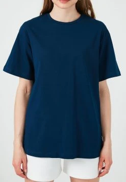 LELA Camiseta Estampada - Navy Blue, Mujer 7 LELA Camiseta Estampada - Navy Blue, Mujer -LELA Ventas 2024 9ce00758322f4ee2882a73d0c1343946