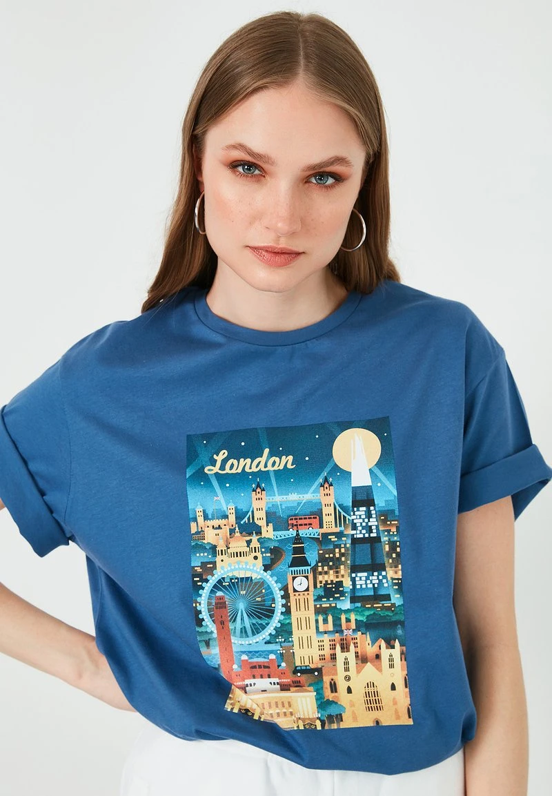Camiseta estampada - indigo LELA Camiseta Estampada - Indigo, Mujer -LELA Ventas 2024 9e6b69f1354a4b3a8896cbdb2d623d32