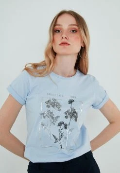 LELA Camiseta Estampada - Baby Blue , Mujer 4 LELA Camiseta Estampada - Baby Blue , Mujer -LELA Ventas 2024 9e7d07c5ace649f8b5a35a34707ad5b3
