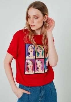 LELA Camiseta Estampada - Red, Mujer 2 LELA Camiseta Estampada - Red, Mujer -LELA Ventas 2024 a13907d8fbfe462ba7aa0f51b8edfb3b