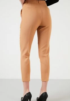 LELA Pantalones - Camel , Mujer 6 LELA Pantalones - Camel , Mujer -LELA Ventas 2024 a1908e3640f2429f983e75c8e0bafaa2