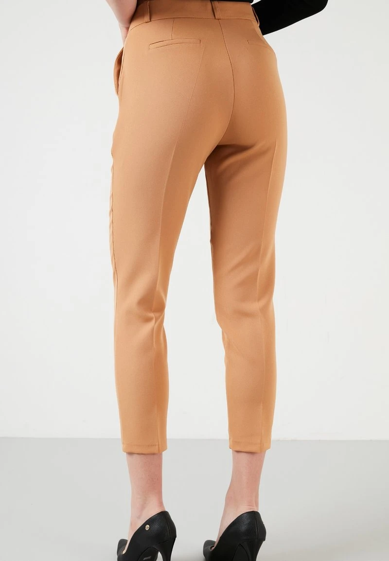 LELA Pantalones - Camel , Mujer 3 LELA Pantalones - Camel , Mujer - Imagen 3