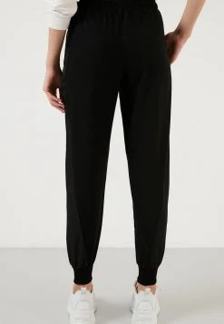 LELA Pantalones Deportivos - Black, Mujer -LELA Ventas 2024 a3aa849b247f4aaeb66cc470b18ec158