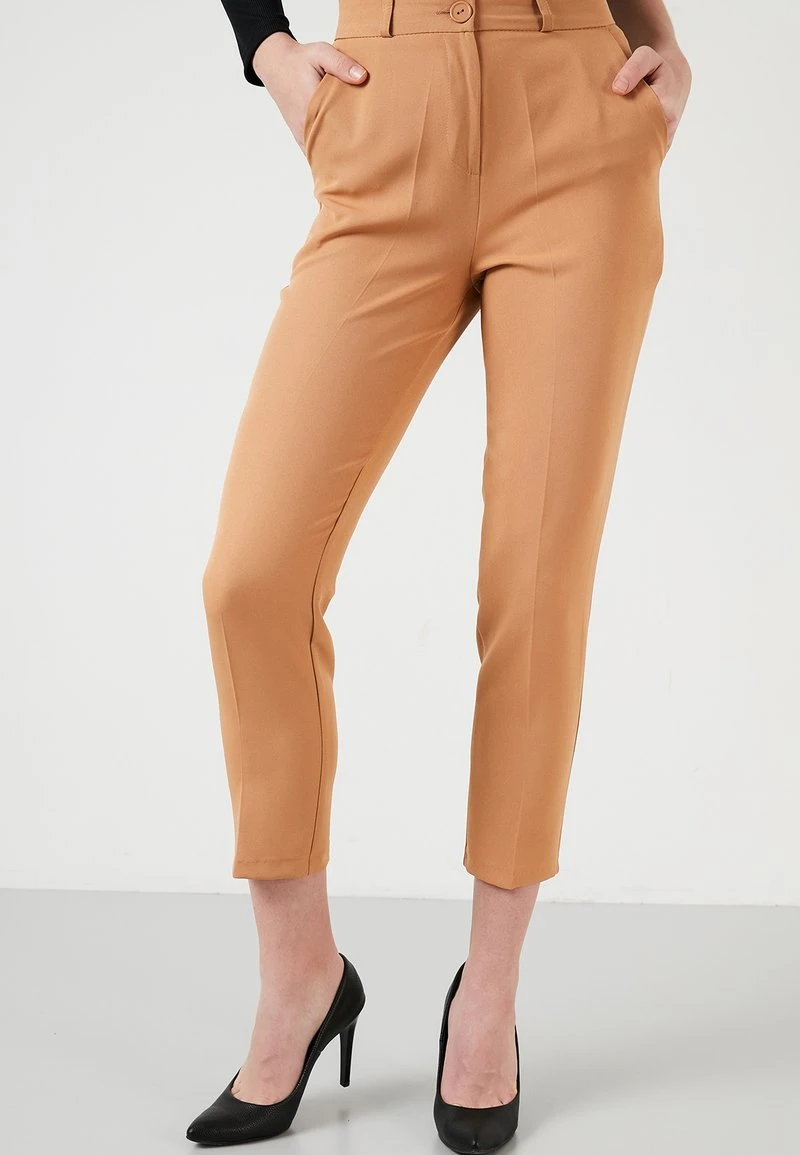 LELA Pantalones - Camel , Mujer 1 LELA Pantalones - Camel , Mujer