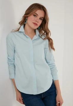 LELA Camisa - Baby Blue , Mujer 9 LELA Camisa - Baby Blue , Mujer -LELA Ventas 2024 a59dfa99df8f47fbb652c6bad8e613e6