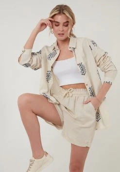 LELA Camisa - Stone , Mujer 4 LELA Camisa - Stone , Mujer -LELA Ventas 2024 a60fbdbead634a48806ebd53c8285ca2