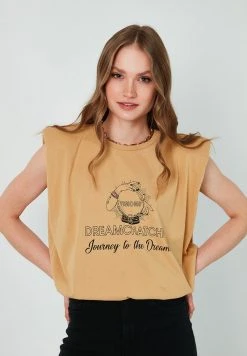 LELA CREW NECK WADDING SHOULDERS - Camiseta Estampada - Camel, Mujer