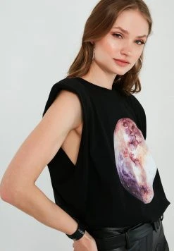 LELA Camiseta Estampada - Black , Mujer -LELA Ventas 2024 ab392e7930aa48c48dc22cd267c17382