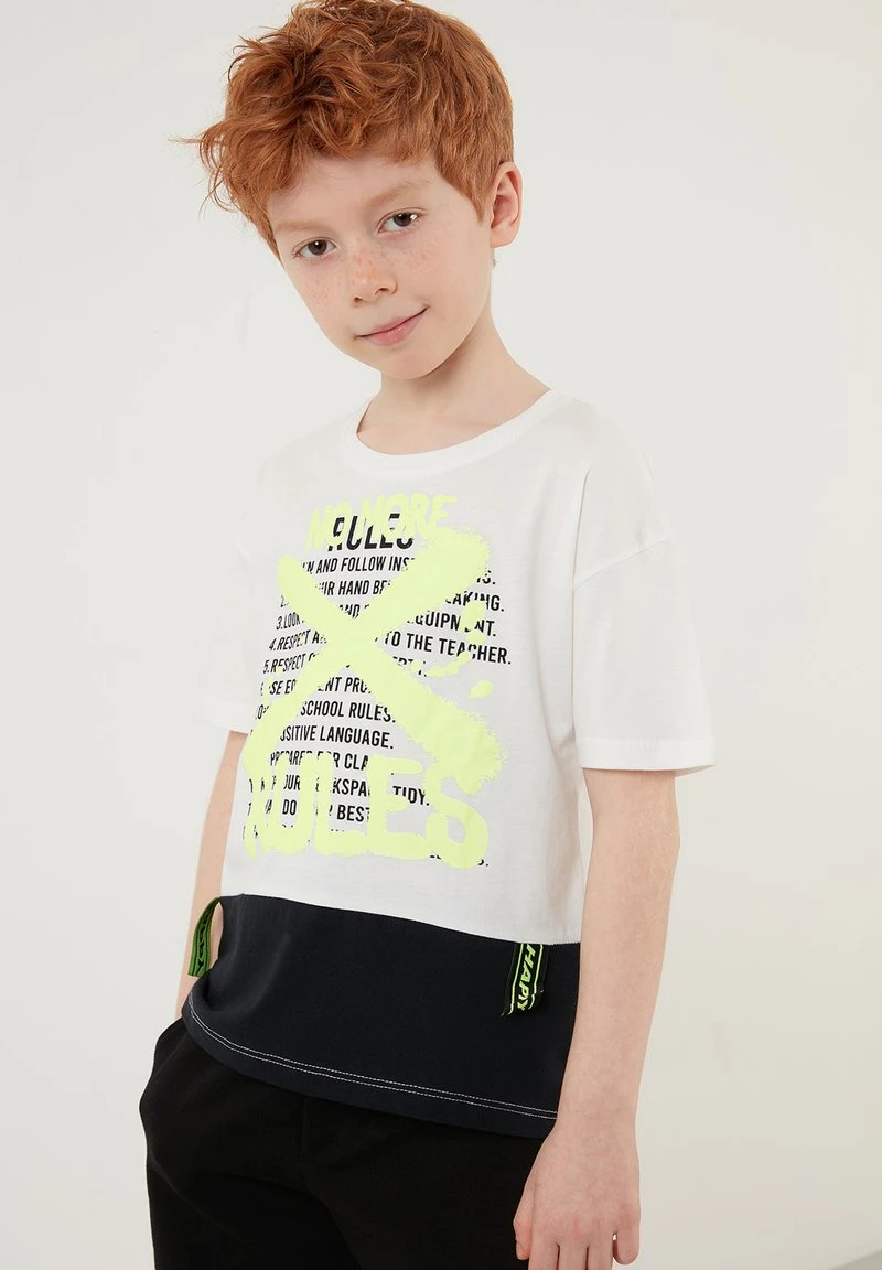 LELA REGULAR FIT T-SHIRT AND SHORTS - Shorts - White, Niños 4 LELA REGULAR FIT T-SHIRT AND SHORTS - Shorts - White, Niños - Imagen 4