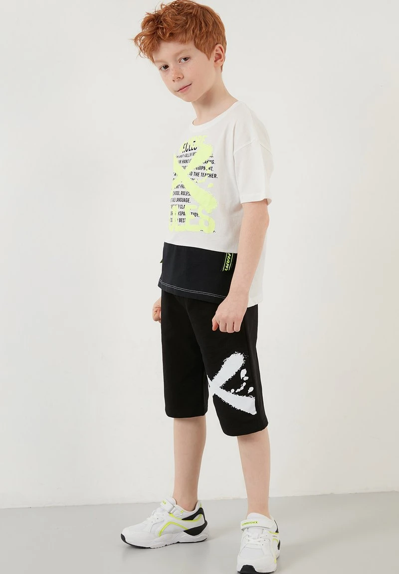 LELA REGULAR FIT T-SHIRT AND SHORTS - Shorts - White, Niños 1 LELA REGULAR FIT T-SHIRT AND SHORTS - Shorts - White, Niños
