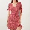 LELA FLORAL RUFFLE DETAIL - Vestido Informal - Red , Mujer