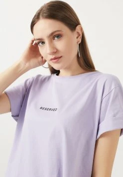 LELA Camiseta Estampada - Lilac , Mujer 3 LELA Camiseta Estampada - Lilac , Mujer -LELA Ventas 2024 b14fd39c3c80440599ba460988805733