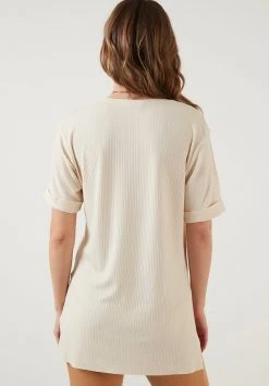 LELA OVERSIZE CREW NECK SLIT DETAILED - Blusa - Stone Colored, Mujer 2 LELA OVERSIZE CREW NECK SLIT DETAILED - Blusa - Stone Colored, Mujer -LELA Ventas 2024 b25a1876207342b7a9def18df1a96f2f