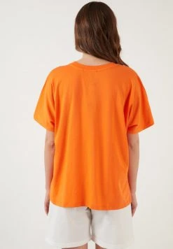 LELA Camiseta Básica - Orange Color , Mujer 2 LELA Camiseta Básica - Orange Color , Mujer -LELA Ventas 2024 b326105bfe5d460e95716b853175078e