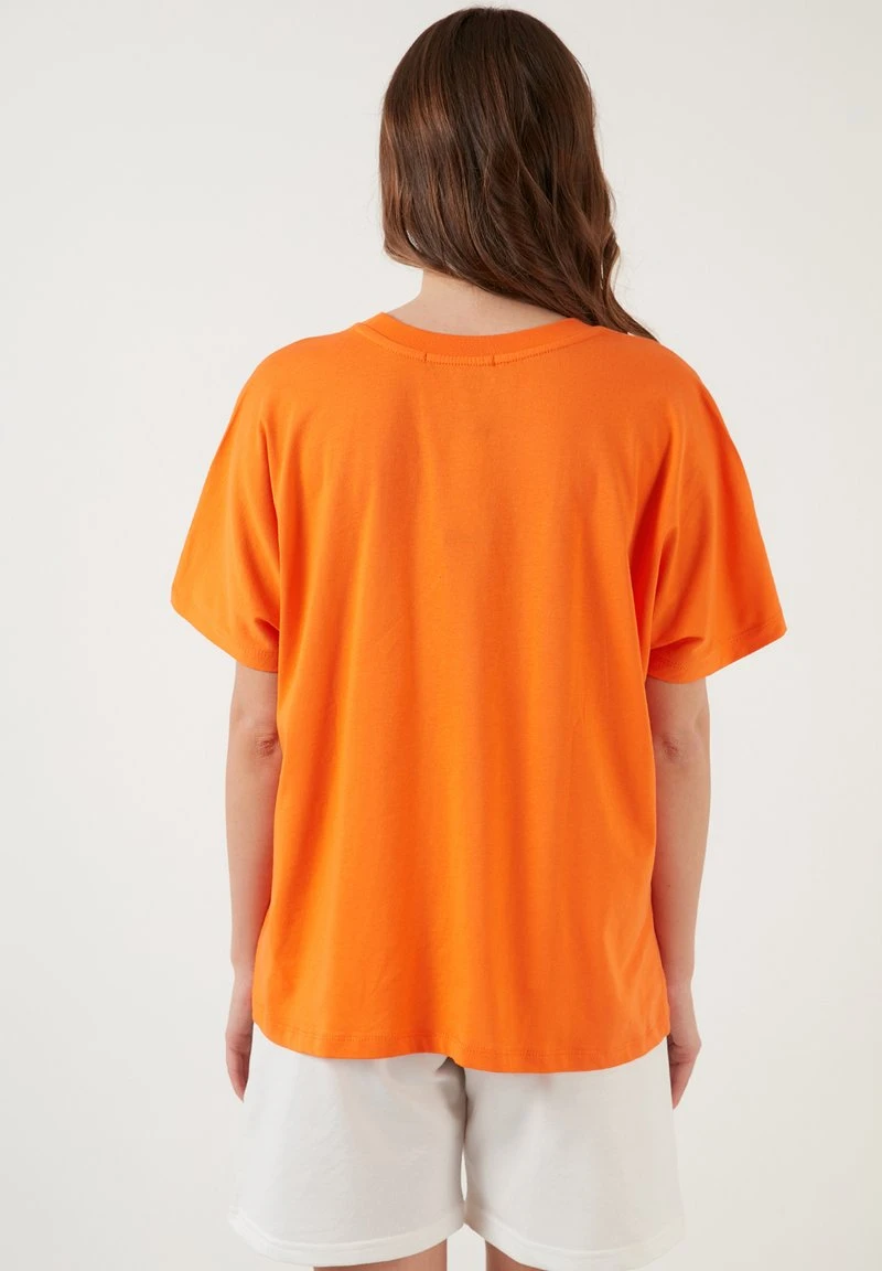 Camiseta básica - orange color LELA Camiseta Básica - Orange Color , Mujer -LELA Ventas 2024 b326105bfe5d460e95716b853175078e