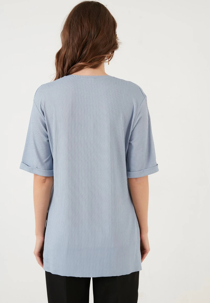 LELA OVERSIZE CREW NECK SLIT DETAILED - Blusa - Baby Blue, Mujer 2 LELA OVERSIZE CREW NECK SLIT DETAILED - Blusa - Baby Blue, Mujer - Imagen 2