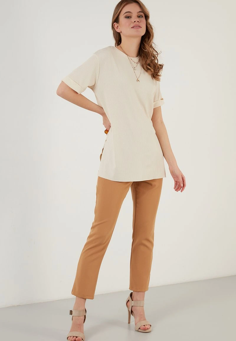 OVERSIZE CREW NECK SLIT DETAILED - Blusa - stone colored LELA OVERSIZE CREW NECK SLIT DETAILED - Blusa - Stone Colored, Mujer -LELA Ventas 2024 b8a3abfa3d854193a1c043b239c912cb