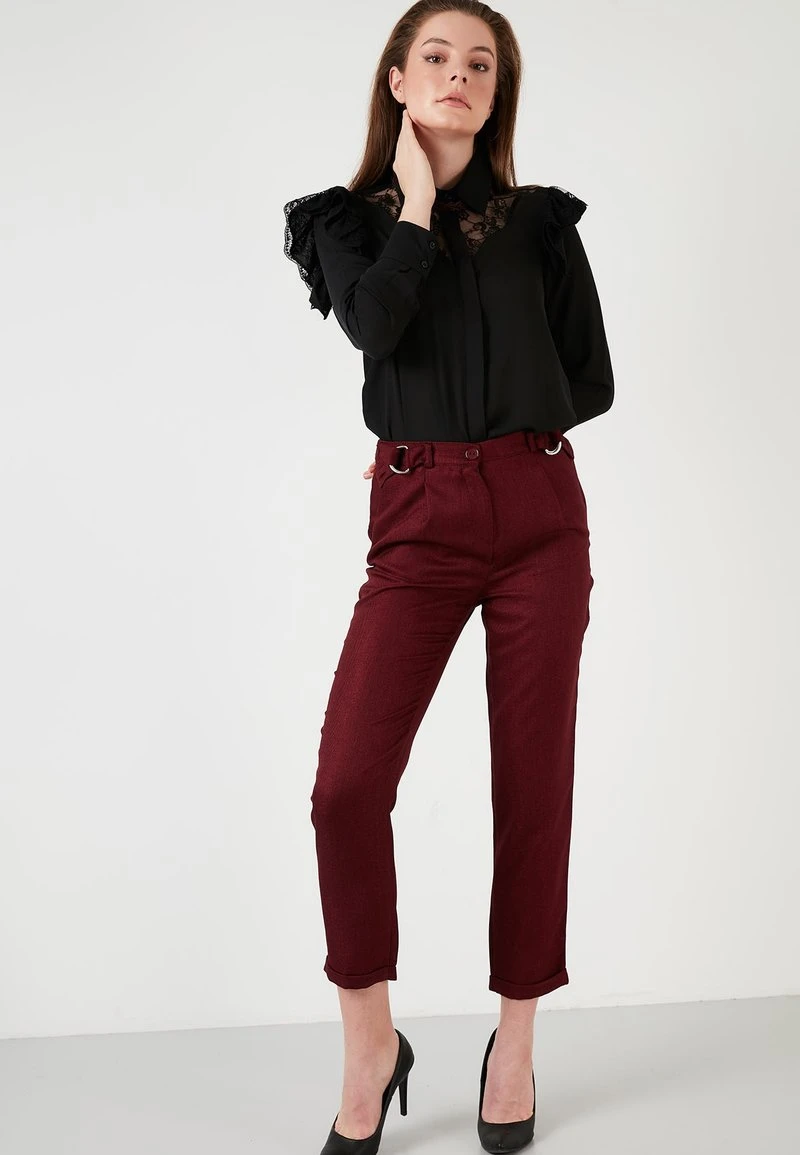 LELA HIGH WAIST TROUSERS - Pantalones - Bordeaux , Mujer 2 LELA HIGH WAIST TROUSERS - Pantalones - Bordeaux , Mujer - Imagen 2