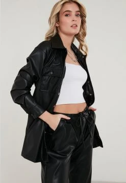 LELA Chaqueta De Cuero Sintético - Black , Mujer 3 LELA Chaqueta De Cuero Sintético - Black , Mujer -LELA Ventas 2024 bbad77401fc346879ee3b5a971ab5eb1