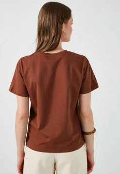 LELA Camiseta Estampada - Brown , Mujer -LELA Ventas 2024 be1d5ae3343d4806bad53ce89b86a022