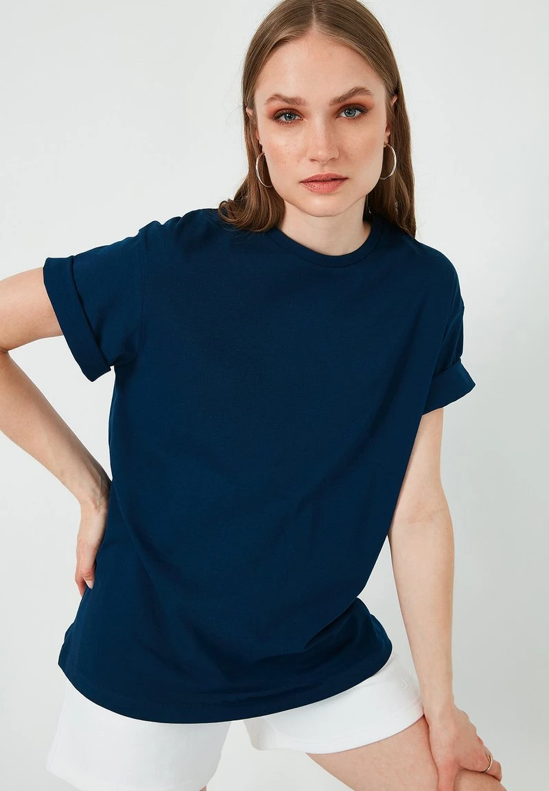 LELA Camiseta Estampada - Navy Blue, Mujer 3 LELA Camiseta Estampada - Navy Blue, Mujer - Imagen 3