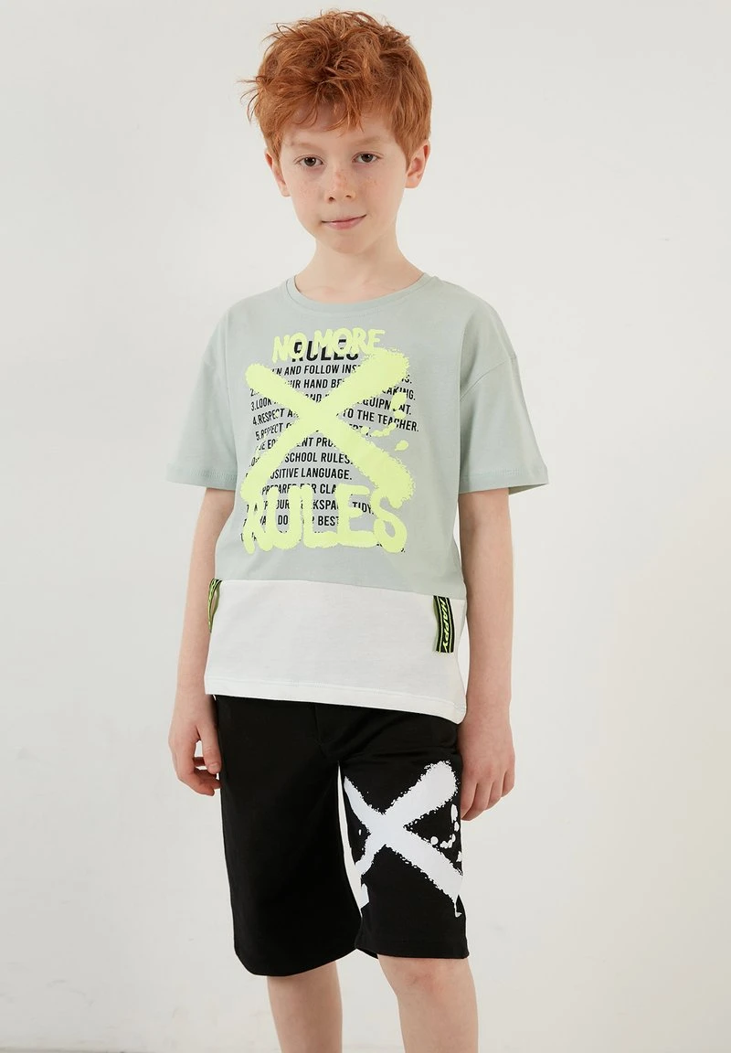 REGULAR FIT T-SHIRT AND SHORTS - Shorts - green LELA REGULAR FIT T-SHIRT AND SHORTS - Shorts - Green, Niños -LELA Ventas 2024 c2737c097c014757a39ad5e2fdbfcd94