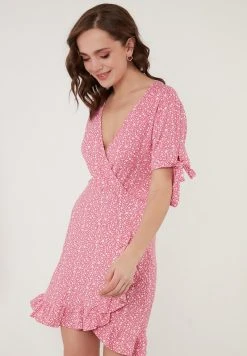 LELA FLORAL RUFFLE DETAIL - Vestido Informal - Fuchsia , Mujer 10 LELA FLORAL RUFFLE DETAIL - Vestido Informal - Fuchsia , Mujer -LELA Ventas 2024 c2e86313bbf34aa18d9fa8088dadbf1e