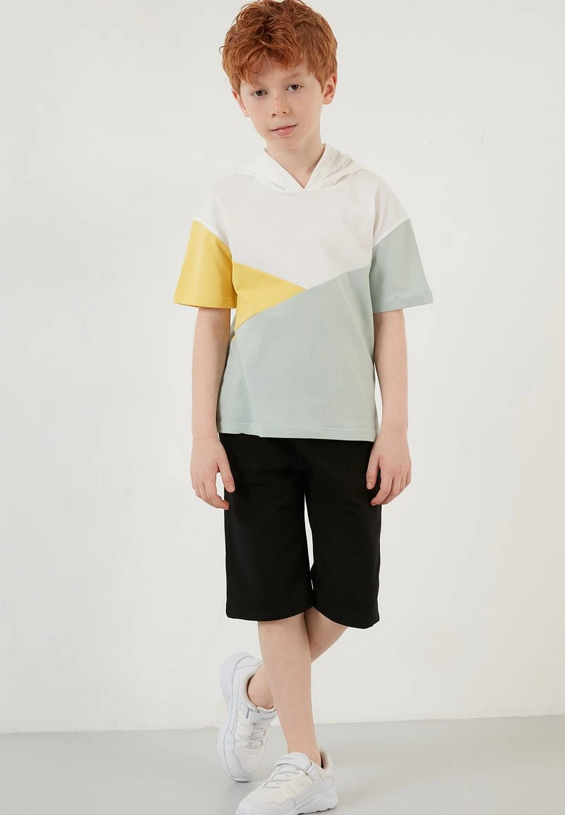 REGULAR FIT T-SHIRT AND SHORTS - Shorts - green LELA REGULAR FIT T-SHIRT AND SHORTS - Shorts - Green, Niños -LELA Ventas 2024 c2fa270dfab141c08b6a10ba91d635ba