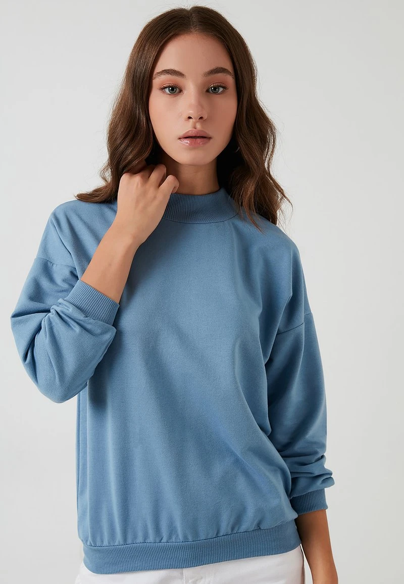 LELA HIGH COLLAR BASIC SWEATSHIRT - Sudadera - Blue , Mujer 1 LELA HIGH COLLAR BASIC SWEATSHIRT - Sudadera - Blue , Mujer