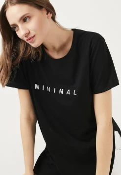 LELA Camiseta Estampada - Black, Mujer -LELA Ventas 2024 c57e56c769534483b3a842f51989accd