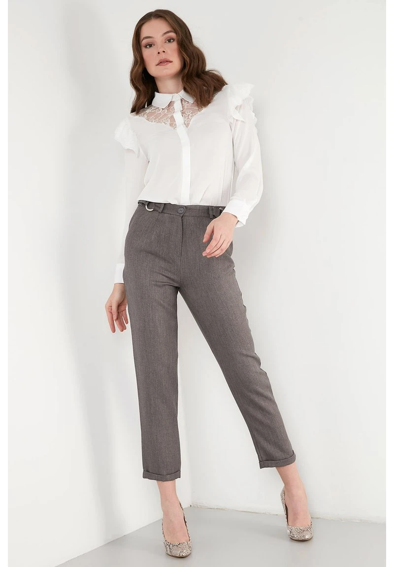 LELA HIGH WAIST TROUSERS - Pantalones - Dark Beige , Mujer 2 LELA HIGH WAIST TROUSERS - Pantalones - Dark Beige , Mujer - Imagen 2