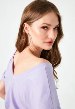 LELA Camiseta Estampada - Lilac, Mujer 7 LELA Camiseta Estampada - Lilac, Mujer -LELA Ventas 2024 c6fd717a5e8242e0b002fa16f058461d