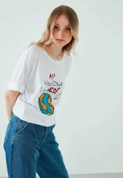 LELA Camiseta Estampada - White , Mujer 2 LELA Camiseta Estampada - White , Mujer -LELA Ventas 2024 c8ce1a6de8d04731844bcc995e56e3a4