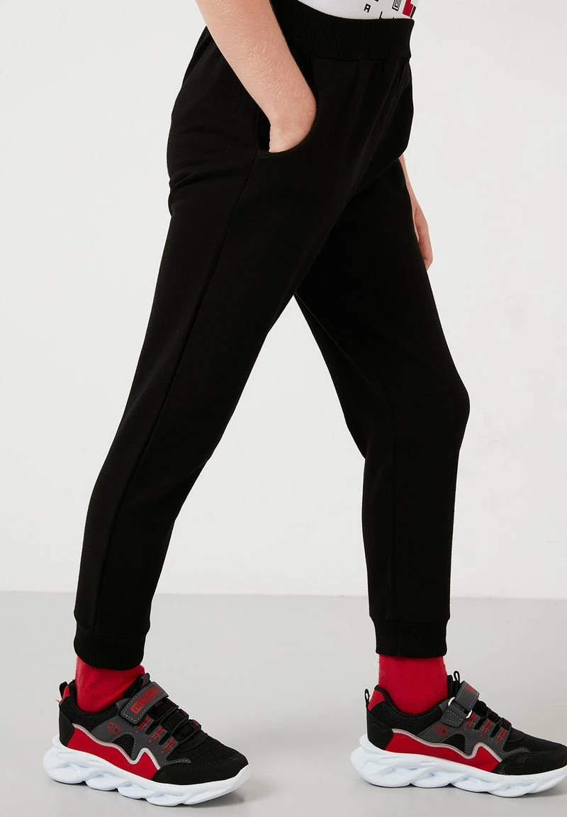 Chándal - black LELA Chándal - Black, Unisexo -LELA Ventas 2024 ca6ca8e01a59472796f531fa924fc4bc