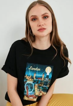 LELA Camiseta Estampada - Black, Mujer -LELA Ventas 2024 cba490a00f3c40a4a6299a1d1b95b388