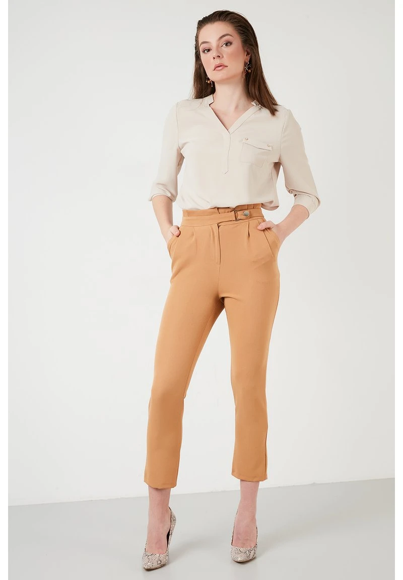 LELA Pantalones - Camel , Mujer 2 LELA Pantalones - Camel , Mujer - Imagen 2