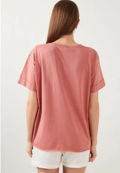 LELA OVERSIZED - Camiseta Estampada - Dusty Rose Color , Mujer 2 LELA OVERSIZED - Camiseta Estampada - Dusty Rose Color , Mujer -LELA Ventas 2024 cd6d39df4e1d49e8ba15928368aaf526