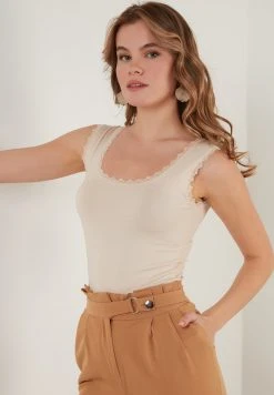 LELA SQUARE NECK LACE DETAILED ATHLETE - Top - Stone Colored, Mujer 7 LELA SQUARE NECK LACE DETAILED ATHLETE - Top - Stone Colored, Mujer -LELA Ventas 2024 cdde8e1fe9174637a621f5c43af786ba