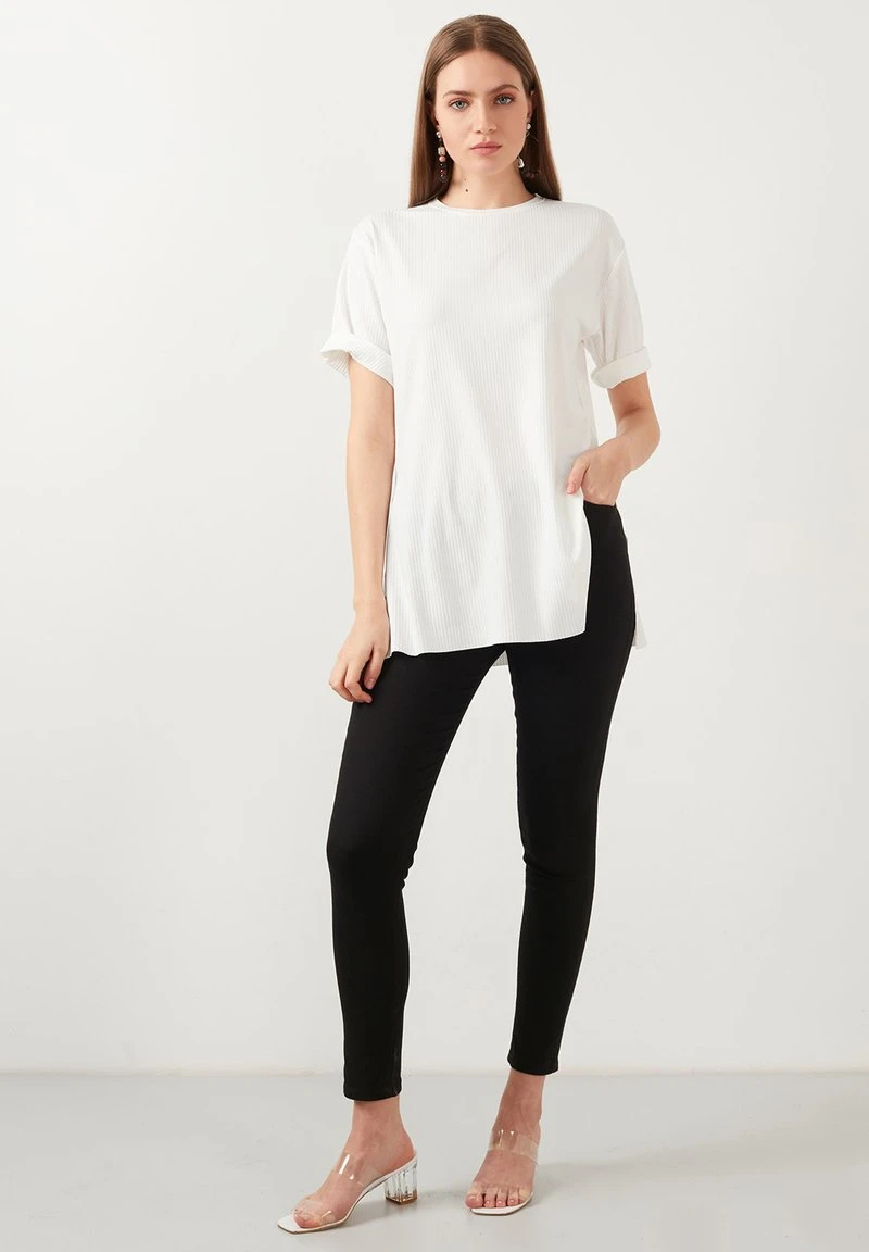 LELA OVERSIZE CREW NECK SLIT DETAILED - Blusa - Ecru , Mujer 2 LELA OVERSIZE CREW NECK SLIT DETAILED - Blusa - Ecru , Mujer - Imagen 2