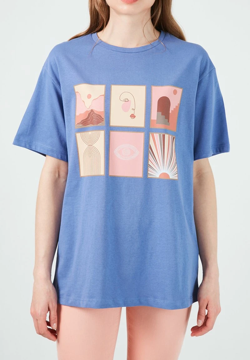 Camiseta estampada - indigo LELA Camiseta Estampada - Indigo, Mujer -LELA Ventas 2024 d1e40ad4328845fb8ce8e8d0378fec59