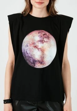 LELA Camiseta Estampada - Black , Mujer -LELA Ventas 2024 d2c768bb8b3e4a979441d23bc9fcb504