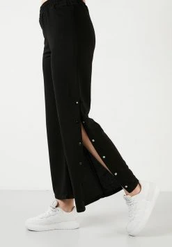 LELA Pantalones Deportivos - Black , Mujer 3 LELA Pantalones Deportivos - Black , Mujer -LELA Ventas 2024 d416438fa8254bebb1bb85ca55f16ce0